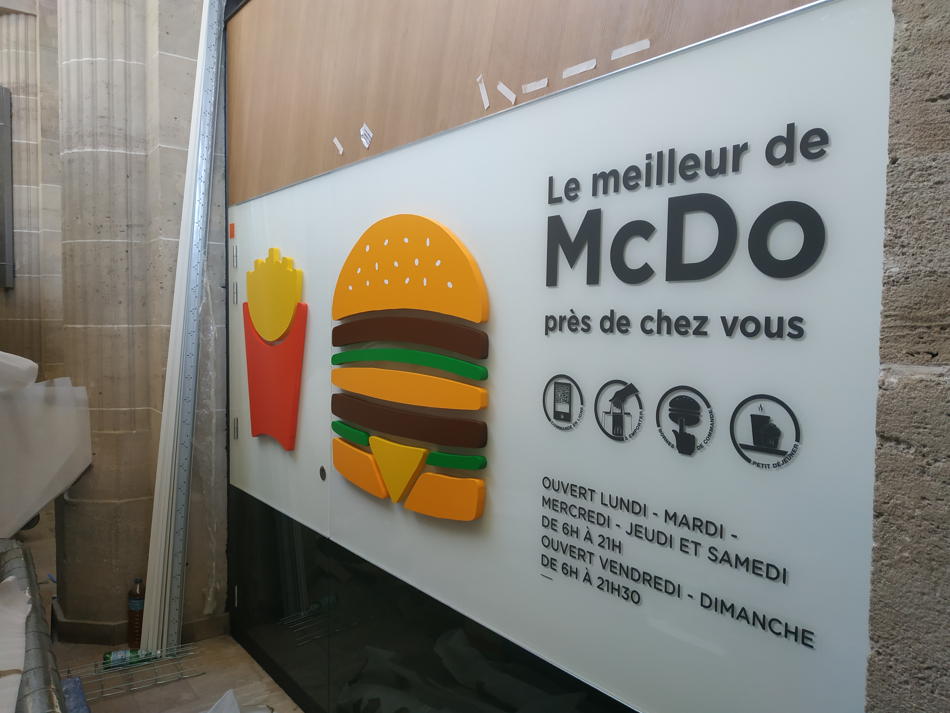 macdo gare est panneau